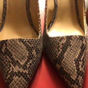 Banana Republic Snakeskin pointed Toe shoes